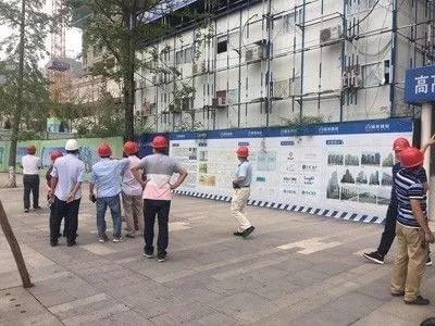 藍光地產集團領導在易德筑重慶分公司帶領下參觀易德筑產品